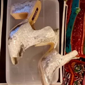 DKNY sz7 silver brocade sandals